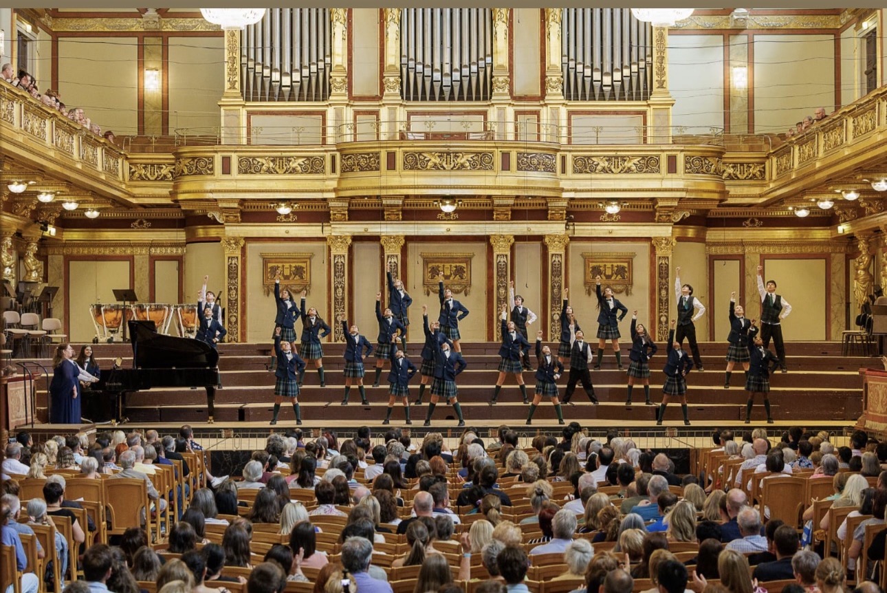 Coro Infantil y Juvenil Yelena Lafargue en el escenario